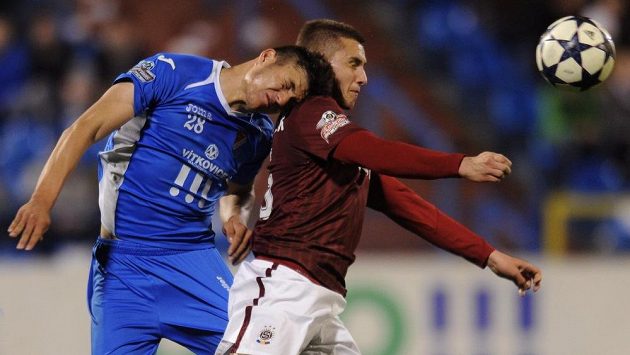 Patrizio Stronati z Baníku Ostrava (vlevo) a záložník Sparty Pavel Kadeřábek. Patrizio Stronati z Baníku Ostrava (vlevo) a záložník Sparty Pavel Kadeřábek.