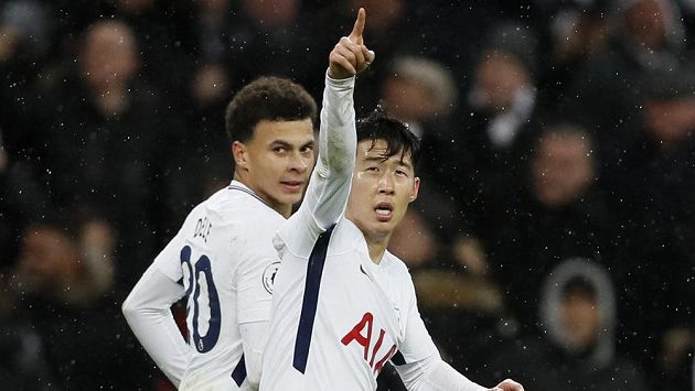 Son Hung-min z Tottenhamu se raduje z vyrovnávací trefy proti West Hamu. Son Hung-min z Tottenhamu se raduje z vyrovnávací trefy proti West Hamu.