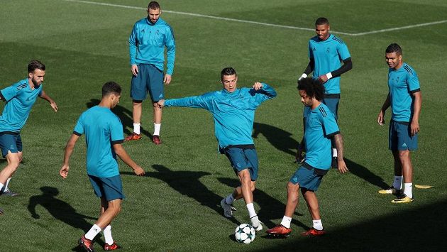Trénink fotbalistů Realu Madrid, Marcelo třetí zprava. Trénink fotbalistů Realu Madrid, Marcelo třetí zprava.