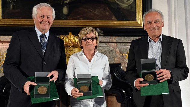 (Zleva) František Sahula, Jaroslava Rinnerová-Poláčková a František Cipro převzali fotbalové ceny dr. Václava Jíry. (Zleva) František Sahula, Jaroslava Rinnerová-Poláčková a František Cipro převzali fotbalové ceny dr. Václava Jíry.