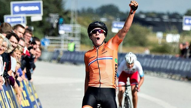Nizozemská cyklistka Marianne Vosová slaví triumf na ME v Dánsku. Nizozemská cyklistka Marianne Vosová slaví triumf na ME v Dánsku.