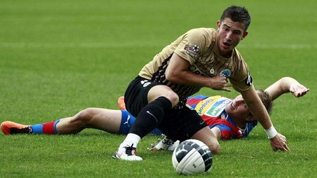 Liberecký Lukáš Vácha (vpředu) a Daniel Kolář z Plzně. Liberecký Lukáš Vácha (vpředu) a Daniel Kolář z Plzně.