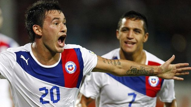 Charles Aranguiz se raduje z gólu do sítě Venezuely. Charles Aranguiz se raduje z gólu do sítě Venezuely.