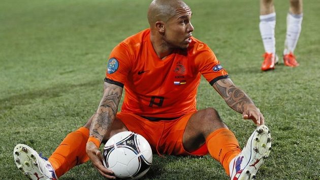 Nizozemský záložník Nigel de Jong v utkání s Německem Nizozemský záložník Nigel de Jong v utkání s Německem