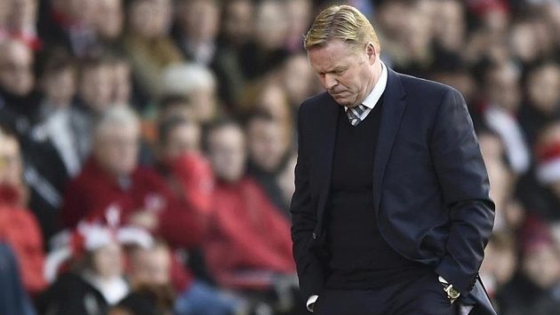 Smutný trenér Southamptonu Ronald Koeman po prohře na Arsenalu. Smutný trenér Southamptonu Ronald Koeman po prohře na Arsenalu.
