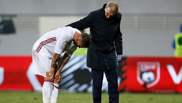 Zraněný Španěl Sergio Ramos během utkání s Albánií. Zraněný Španěl Sergio Ramos během utkání s Albánií.