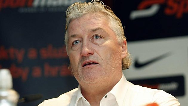 Miloš Říha, trenér hokejistů bratislavského Slovanu. Miloš Říha, trenér hokejistů bratislavského Slovanu.