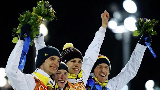 Němečtí skokani na lyžích zleva Andreas Wank, Marinus Kraus, Andreas Wellinger a Severin Freund se radují ze zlaté medaile v závodu družstev na velkém můstku. Němečtí skokani na lyžích zleva Andreas Wank, Marinus Kraus, Andreas Wellinger a Severin Freund se radují ze zlaté medaile v závodu družstev na velkém můstku.
