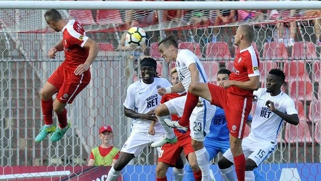 Jan Polák z Brna (vlevo) střílí hlavou gól na 1:0. Jan Polák z Brna (vlevo) střílí hlavou gól na 1:0.