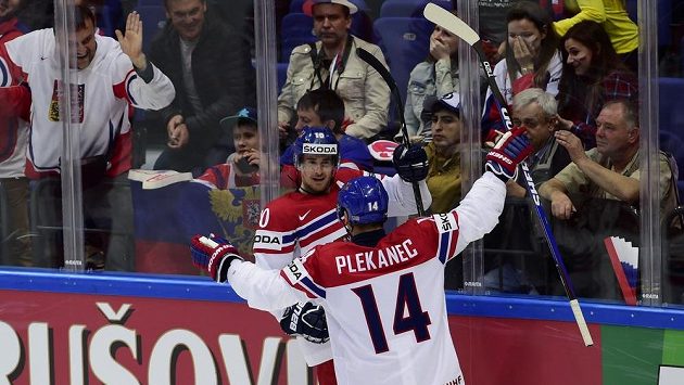 Čeští útočníci Roman Červenka a Tomáš Plekanec se radují z gólu proti Rusku v zápase MS. Čeští útočníci Roman Červenka a Tomáš Plekanec se radují z gólu proti Rusku v zápase MS.