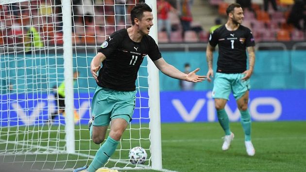 Rakouský hrdina. Střelc Michael Gregoritsch oslavuje svůj vítězný gól do sítě Severní Makedonie na EURO. Rakouský hrdina. Střelc Michael Gregoritsch oslavuje svůj vítězný gól do sítě Severní Makedonie na EURO.