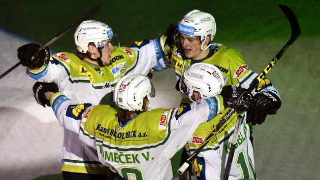 Karlovarští hráči (zleva) Lukáš Vrána, Vojtěch Tomeček, Petr Koblasa a Tomáš Dvořák se radují ze šestého gólu. Karlovarští hráči (zleva) Lukáš Vrána, Vojtěch Tomeček, Petr Koblasa a Tomáš Dvořák se radují ze šestého gólu.