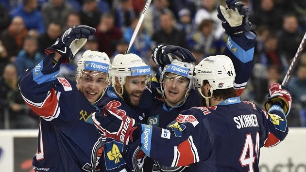 Chomutovští hráči zleva Jan Rutta, Michal Vondrka, Roman Červenka a Brett Skinner. Chomutovští hráči zleva Jan Rutta, Michal Vondrka, Roman Červenka a Brett Skinner.