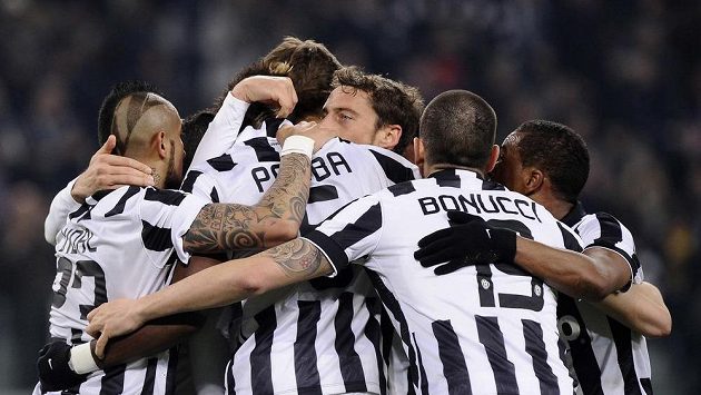 Fotbalisté Juventusu se radují z branky Paula Pogby v zápase proti Sassuolu. Fotbalisté Juventusu se radují z branky Paula Pogby v zápase proti Sassuolu.