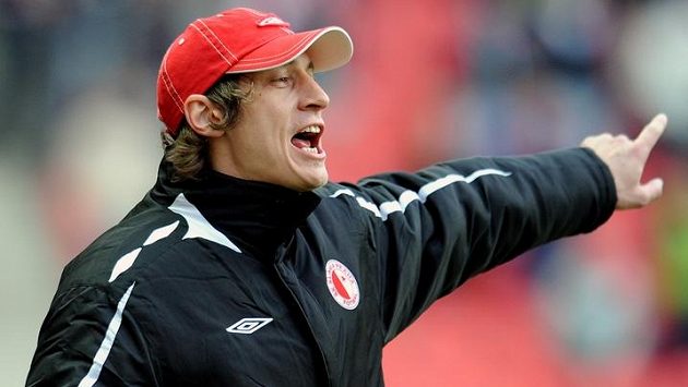 Mladý trenér Slavie Martin Poustka se v derby střetne se svým učitelem Jaroslavem Hřebíkem. Mladý trenér Slavie Martin Poustka se v derby střetne se svým učitelem Jaroslavem Hřebíkem.