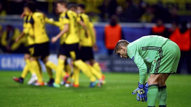 Brankář Legie Varšava Radoslaw Cierzniak poté, co inkasoval od Dortmundu šestou branku. Brankář Legie Varšava Radoslaw Cierzniak poté, co inkasoval od Dortmundu šestou branku.