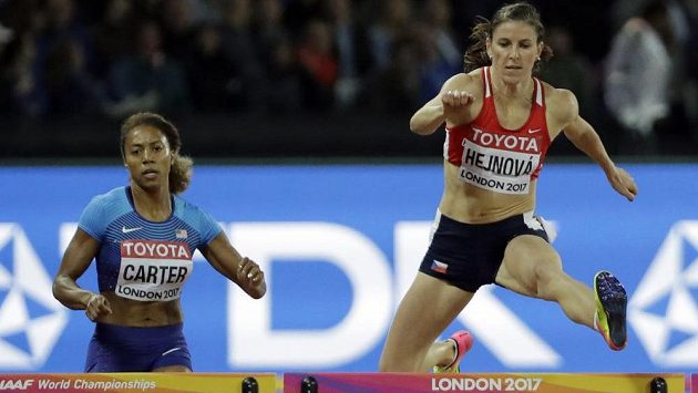 Zuzana Hejnová v semifinále, vlevo Američanka Kori Carterová. Zuzana Hejnová v semifinále, vlevo Američanka Kori Carterová.