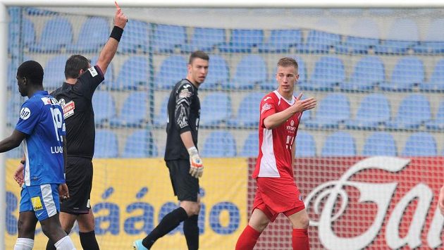 Rozhodčí Ondřej Lerch vylučuje stopera Baníku Ostrava Jana Baránka (vpravo) Vzadu přihlíží ostravský gólman Jiří Pavlenka. Rozhodčí Ondřej Lerch vylučuje stopera Baníku Ostrava Jana Baránka (vpravo) Vzadu přihlíží ostravský gólman Jiří Pavlenka.