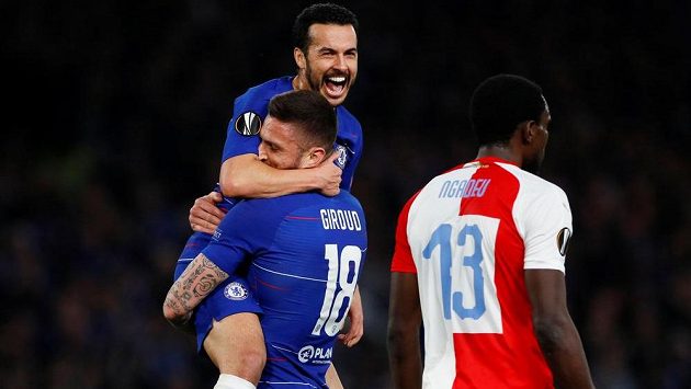 Fotbalista Chelsea Olivier Giroud slaví gól v síti Slavie v utkání Evropské ligy. Fotbalista Chelsea Olivier Giroud slaví gól v síti Slavie v utkání Evropské ligy.