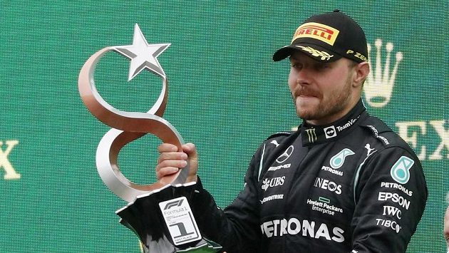 Finský pilot Mercedesu Valtteri Bottas oslavuje vítězství ve Velké ceně Turecka. Finský pilot Mercedesu Valtteri Bottas oslavuje vítězství ve Velké ceně Turecka.