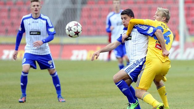 Jihlavský obránce Jan Mikula (vpravo) a záložník Znojma Nermin Crnkić bojují o míč. Jihlavský obránce Jan Mikula (vpravo) a záložník Znojma Nermin Crnkić bojují o míč.