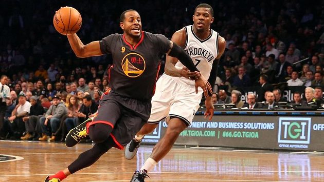 Andre Iguodala (vlevo) z Golden State uniká Joeovi Johnsonovi z Brooklynu. Andre Iguodala (vlevo) z Golden State uniká Joeovi Johnsonovi z Brooklynu.