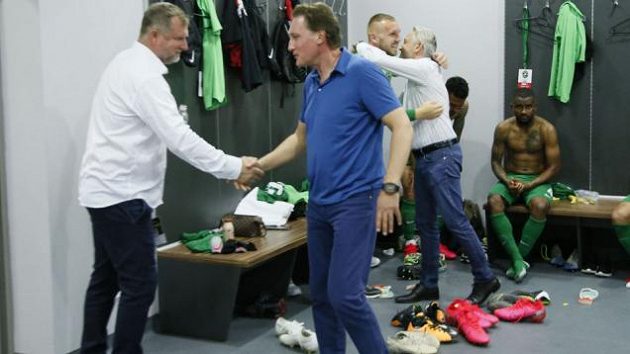 Majitel Ludogorce Kiril Domušjev gratuluje trenérovi Pavlu Vrbovi k mistrovskému titulu. Majitel Ludogorce Kiril Domušjev gratuluje trenérovi Pavlu Vrbovi k mistrovskému titulu.