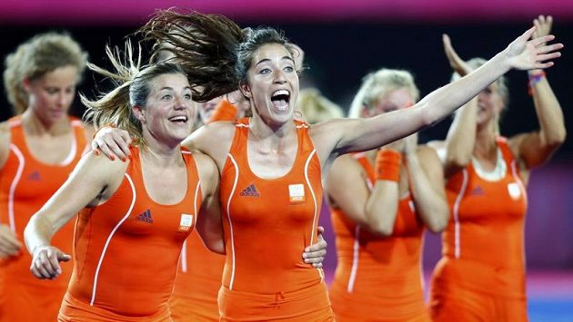 Nizozemské pozemkářky oslavují úspěšnou obhajobu zlatých olympijksých medailí. Nizozemské pozemkářky oslavují úspěšnou obhajobu zlatých olympijksých medailí.