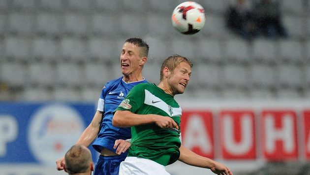 Jablonecký záložník Karel Piták (vpravo) v hlavičkovém souboji s libereckým obráncem Jiřím Fleišmanem. Jablonecký záložník Karel Piták (vpravo) v hlavičkovém souboji s libereckým obráncem Jiřím Fleišmanem.