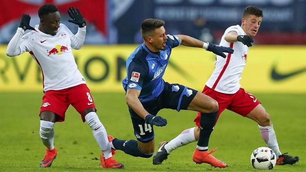 Sandro Wagner z Hoffenheimu mezi hráči Lipska, vlevo Naby Keita, vpravo Diego Demme. Sandro Wagner z Hoffenheimu mezi hráči Lipska, vlevo Naby Keita, vpravo Diego Demme.