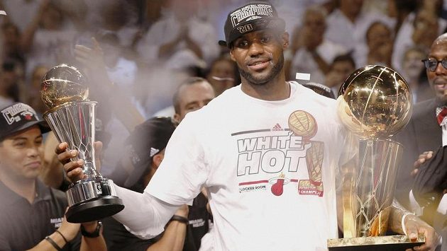 Hvězdný LeBron James z Miami s cenou pro nejužitečnějšího hráče finále NBA. Hvězdný LeBron James z Miami s cenou pro nejužitečnějšího hráče finále NBA.