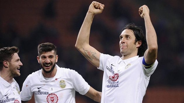 Útočník Hellasu Verona Luca Toni (vpravo) se raduje se spoluhráči Erosem Pisanem (uprostřed) a Jacopem Salou z gólu. Útočník Hellasu Verona Luca Toni (vpravo) se raduje se spoluhráči Erosem Pisanem (uprostřed) a Jacopem Salou z gólu.