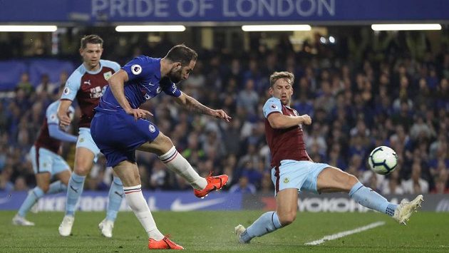 Útočník Gonzalo Higuaín střílí gól Chelsea v ligovém utkání proti Burnley. Útočník Gonzalo Higuaín střílí gól Chelsea v ligovém utkání proti Burnley.