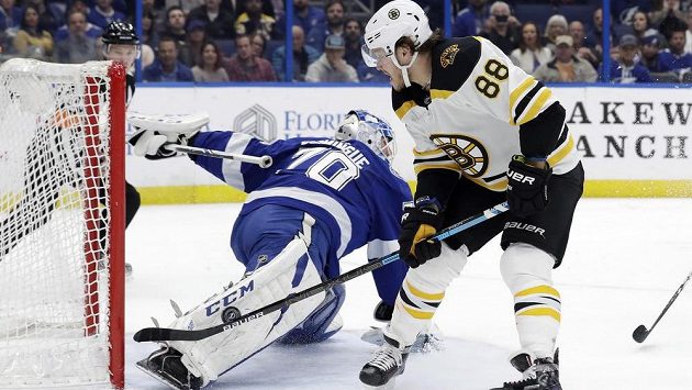 David Pastrňák (88) z Bostonu neproměňuje svou velkou šanci v zápase proti Tampě Bay. David Pastrňák (88) z Bostonu neproměňuje svou velkou šanci v zápase proti Tampě Bay.