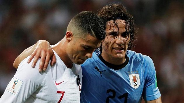 Opři se o mě, kamaráde... Portugalec Cristiano Ronaldo odvádí ze hřiště zraněného Uruguayce Edinsona Cavaniho. Opři se o mě, kamaráde... Portugalec Cristiano Ronaldo odvádí ze hřiště zraněného Uruguayce Edinsona Cavaniho.