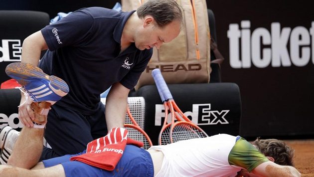 Andy Murray se nechává ošetřovat v Římě v utkání proti Marcelu Granollersovi. Andy Murray se nechává ošetřovat v Římě v utkání proti Marcelu Granollersovi.