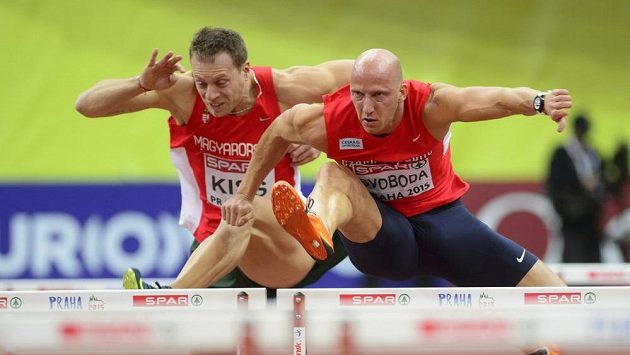 Petr Svoboda (vpravo) při rozběhu závodu na 60 metrů překážek. Petr Svoboda (vpravo) při rozběhu závodu na 60 metrů překážek.