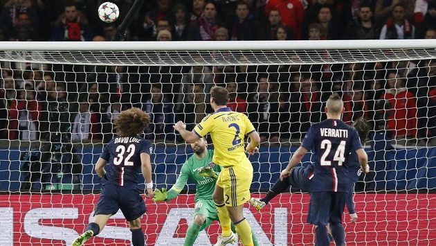 Obránce Branislav Ivanovič (č. 2) střílí na hřišti PSG vedoucí gól Chelsea v úvodním osmifinálovém zápase Ligy mistrů. Zápasu předcházel nechutný incident v pařížském metru. Obránce Branislav Ivanovič (č. 2) střílí na hřišti PSG vedoucí gól Chelsea v úvodním osmifinálovém zápase Ligy mistrů. Zápasu předcházel nechutný incident v pařížském metru.