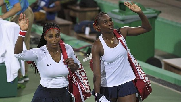 Obhájkyně zlata ve čtyřhře Serena Williamsová (vlevo) a její sestra Venus se loučí. Obhájkyně zlata ve čtyřhře Serena Williamsová (vlevo) a její sestra Venus se loučí.