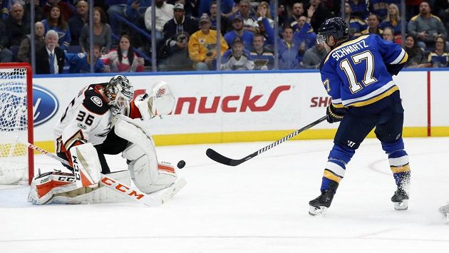 Jaden Schwartz (17) teď bude St. Louis několik týdnů chybět. Jaden Schwartz (17) teď bude St. Louis několik týdnů chybět.