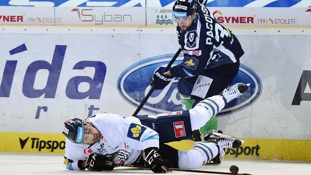 Liberecký útočník Lukáš Krenželok (vlevo) během semifinále play off s Mladou Boleslaví. Liberecký útočník Lukáš Krenželok (vlevo) během semifinále play off s Mladou Boleslaví.