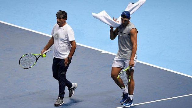 Rafael Nadal a jeho strýc Toni během tréninku na Turnaji mistrů. Rafael Nadal a jeho strýc Toni během tréninku na Turnaji mistrů.