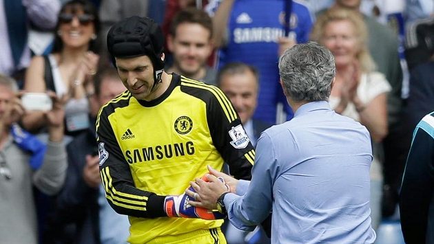 Brankář Petr Čech se zatím nerozloučil ani s trenérem José Mourinhem, ani s Chelsea. Brankář Petr Čech se zatím nerozloučil ani s trenérem José Mourinhem, ani s Chelsea.