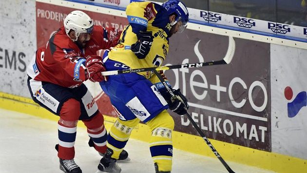 Pardubický obránce Petr Čáslava a útočník Michal Poletín ze Zlína v akci během extraligového utkání. Pardubický obránce Petr Čáslava a útočník Michal Poletín ze Zlína v akci během extraligového utkání.