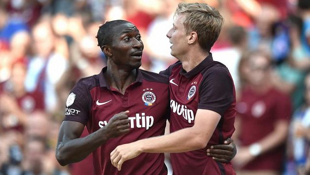 Sparťanští střelci Kehinde Fatai a Ladislav Krejčí (vpravo) jásají po gólu do sítě CSKA Moskva. Sparťanští střelci Kehinde Fatai a Ladislav Krejčí (vpravo) jásají po gólu do sítě CSKA Moskva.