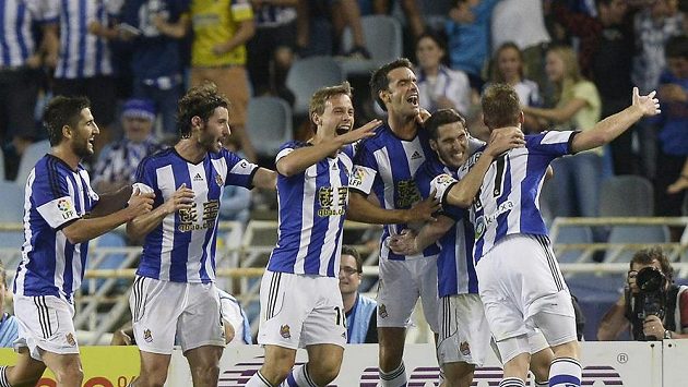 Fotbalisté San Sebastiánu slaví gól proti Realu Madrid. Fotbalisté San Sebastiánu slaví gól proti Realu Madrid.