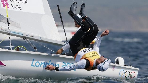 Australští jachtaři Mathew Belcher a Malcolm Page oslavují olympijský triumf ve třídě 470 Australští jachtaři Mathew Belcher a Malcolm Page oslavují olympijský triumf ve třídě 470