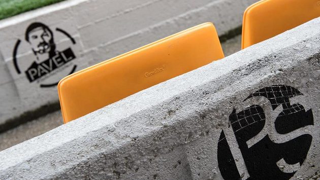 Iniciály a portrét zesnulého Pavla Srnička na tribuně Sparty na Letné. Iniciály a portrét zesnulého Pavla Srnička na tribuně Sparty na Letné.