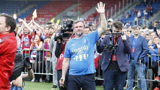 Trenér Plzně Pavel Vrba zdraví fanoušky po zisku mistrovského titulu. Trenér Plzně Pavel Vrba zdraví fanoušky po zisku mistrovského titulu.