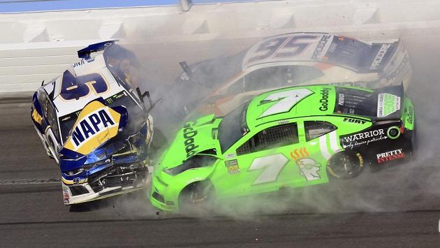 Chase Elliott (9), Kasey Kahne (95) a Danica Patricková (7) při nehodě během NASCAR Daytona 500. Chase Elliott (9), Kasey Kahne (95) a Danica Patricková (7) při nehodě během NASCAR Daytona 500.